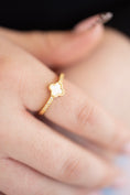 Load image into Gallery viewer, Elegant white clover ring