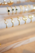 Load image into Gallery viewer, Elegant white clover ring