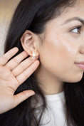 Load image into Gallery viewer, Darling crystal earrings