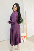 Load image into Gallery viewer, Isa Satin maxi Dress
