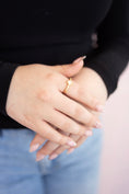 Load image into Gallery viewer, Elegant white clover ring
