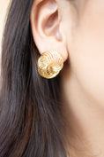 Load image into Gallery viewer, Daisy gold earrings
