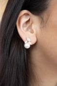 Load image into Gallery viewer, Pearl spark earings
