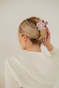 Load image into Gallery viewer, LAVEBDER FLOWER CLIP
