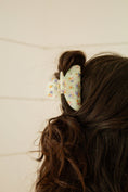 Load image into Gallery viewer, ELISE FLORAL CLAW CLIP

