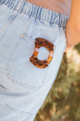 Load image into Gallery viewer, Leopard Curved Claw Clip
